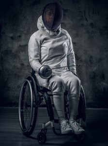 女性的残奥会轮椅击剑选手图片