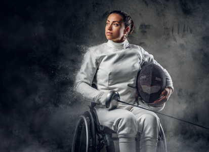 女性的残奥会轮椅击剑选手图片