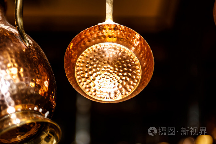 铜厨房用具罐平底锅水壶挂在天花板上