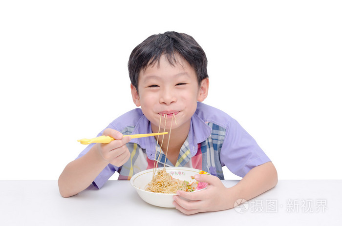 年轻的男孩 chob 坚持吃面条
