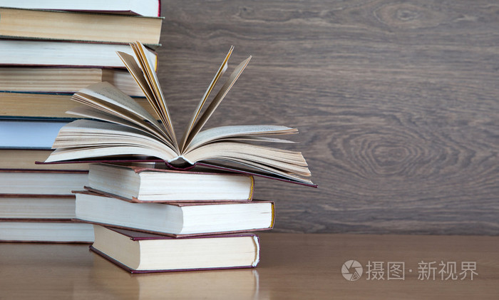 堆栈的桌子上的书照片-正版商用图片1ppbrk-摄图新视界