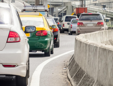 在交通不畅的道路上排队等候