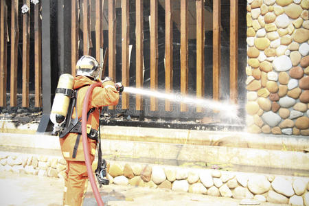 消防队员准备在训练演习中攻击丙烷火灾