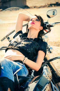 骑摩托车的女孩