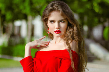 美丽的年轻女孩户外肖像。 时尚黑发红色d