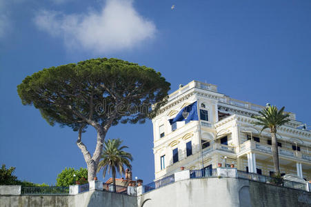 俯瞰卡普里市的建筑，这是一个意大利岛屿，位于那不勒斯海湾南侧的索伦廷半岛外