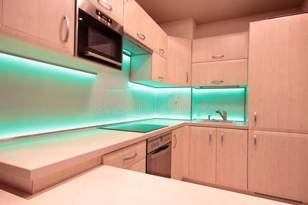 带绿色led照明的现代豪华厨房