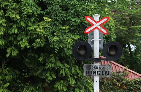 带灯光的铁路道口标志图片