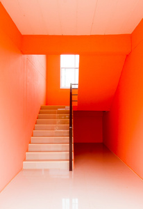 现代色彩的体系结构楼梯和墙图片