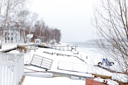 在冬天的雪与江边码头图片