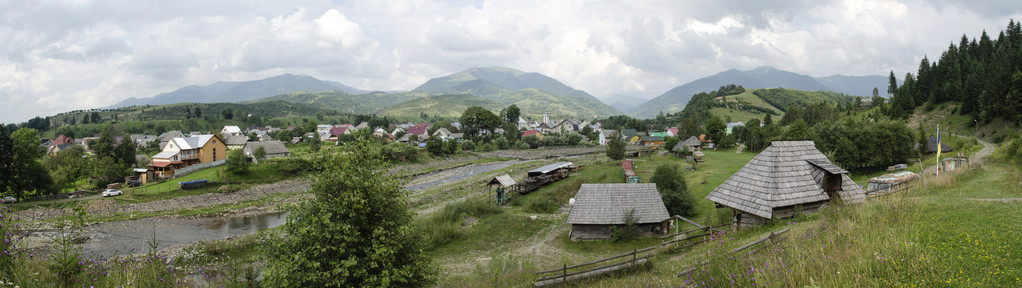 风景如画的山区村庄的全景图片