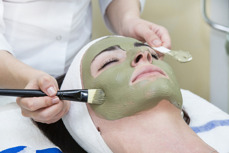 按摩和面部护理的过程图片