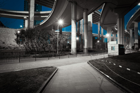 城市道路布丽姬特晚上的夜景图片