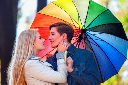 爱情侣接吻在伞下的日期图片