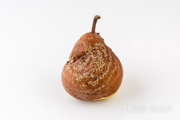 腐烂的梨孤立特写镜头