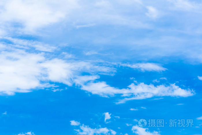 蓝蓝的天空,云特写与蓝色的天空和云彩背景