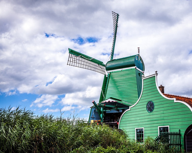 荷兰风车与戏剧性多云的天空图片