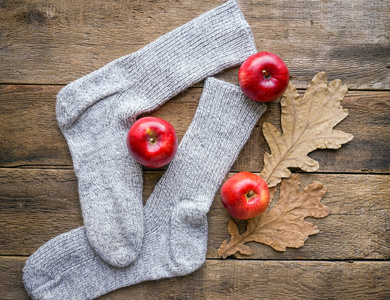 秋季背景与针织的袜子和红苹果图片