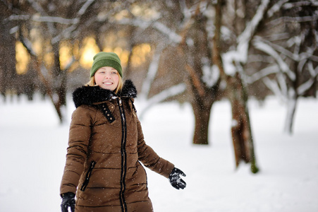年轻漂亮的女人在冬季公园开心图片