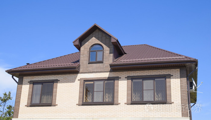 屋顶的金属轮廓波浪形状的房子与塑钢窗.