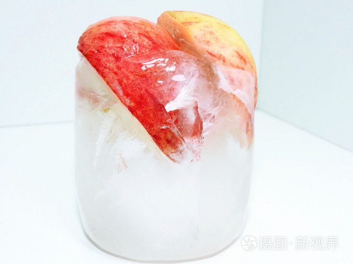 冷冻在冰红色苹果