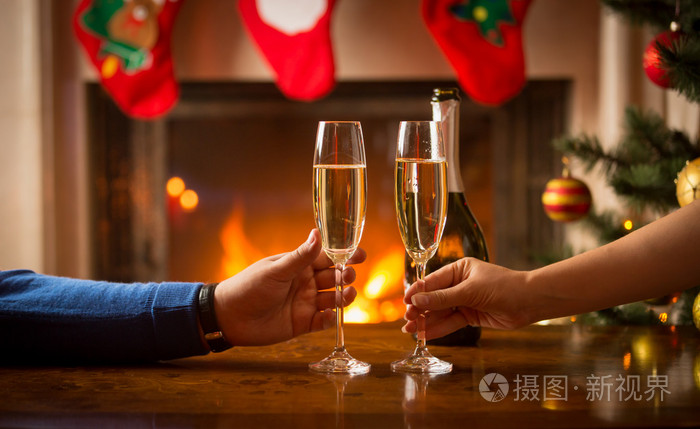男人和女人吃圣诞晚餐,在埠碰杯