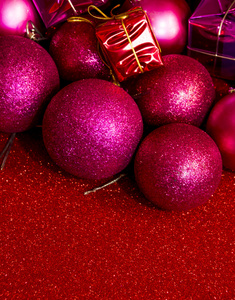 礼品和圣诞装饰品红色背景上图片