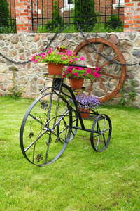 装饰金属自行车与花