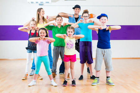 舞蹈老师给孩子们上尊巴健身课