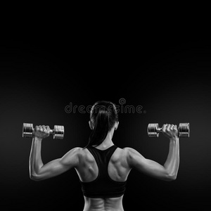 健身妇女用哑铃训练背部肌肉