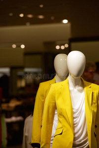 窗口 装备 购物中心 零售业 流行的 颜色 服装 购物 人体模型