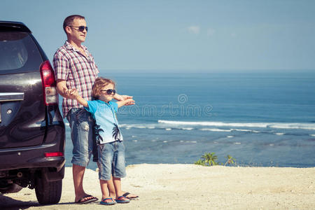 爸爸和儿子白天在海滩上玩耍。