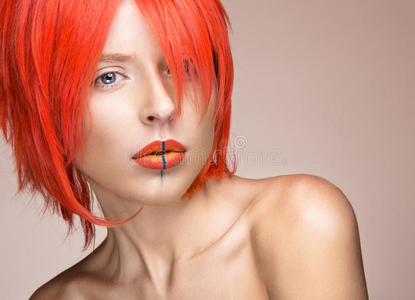 美丽的女孩在橙色假发角色扮演风格与明亮的创意嘴唇。 艺术美形象。