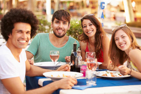 一群年轻的朋友在户外餐厅享受美食