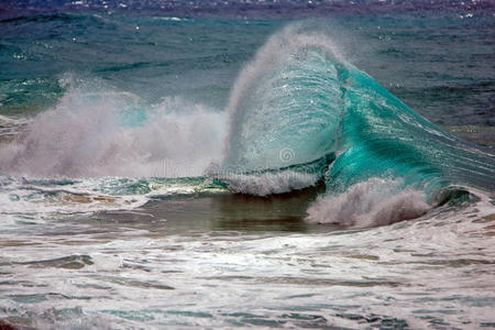 美丽的海岸，碰撞的波浪。
