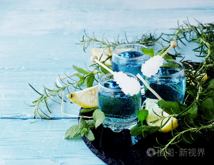 蓝柑酒或冰镇柠檬