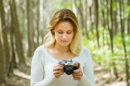 在森林里的女人拍照图片