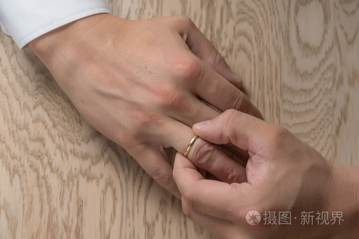 离婚, 分离: 男人结婚或订婚戒指,顶视图中删除