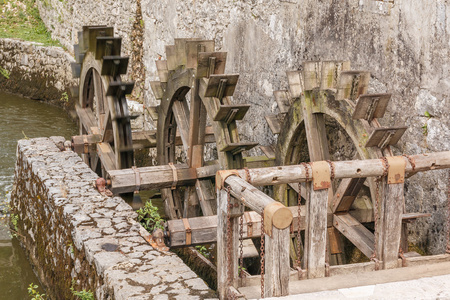 详细说明旧水磨坊轮子和河图片