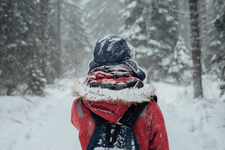 女人在雪中构成户外徒步旅行图片