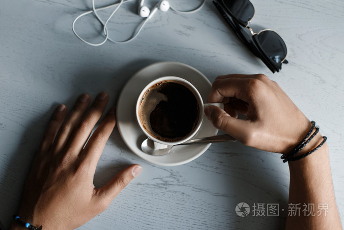 顶视图.男手拿着一杯咖啡