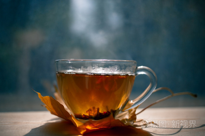 秋季静物在枫茶叶窗户旁边的木桌上阳光在一杯煮好的茶喝杯热茶窗口