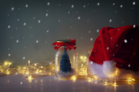梅森罐和花环的温暖灯光圣诞树图片
