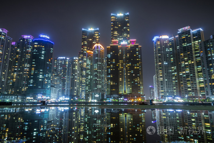 晚上在釜山海洋城市摩天大楼