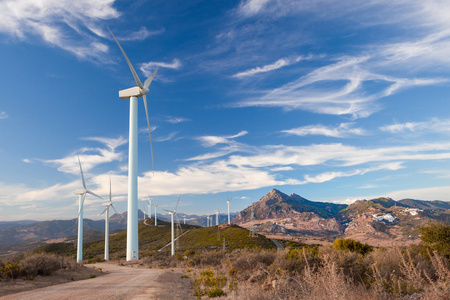 在西班牙一处山头风电场图片