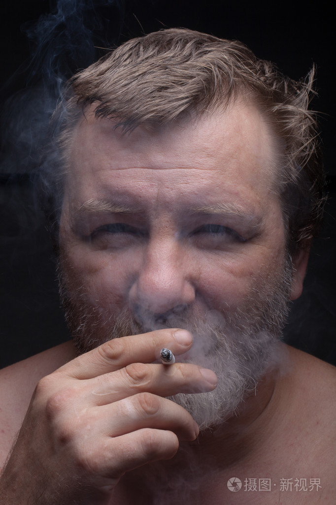 一个大胡子男人的肖像抽烟