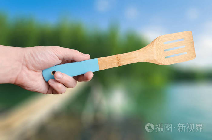 男子手拿一把铲子