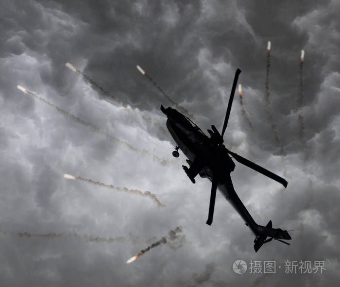发射信号弹攻击直升机的剪影