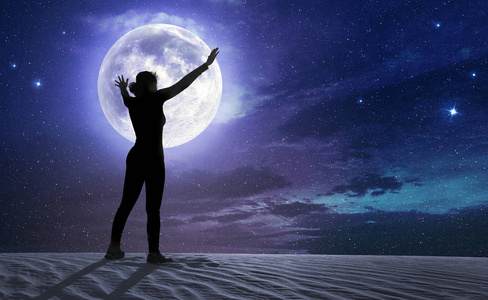 张开双臂在月光下的女性剪影图片