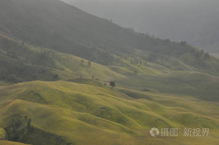 爬上印度尼西亚的布罗莫火山云遮挡了火山口和绿色的山谷